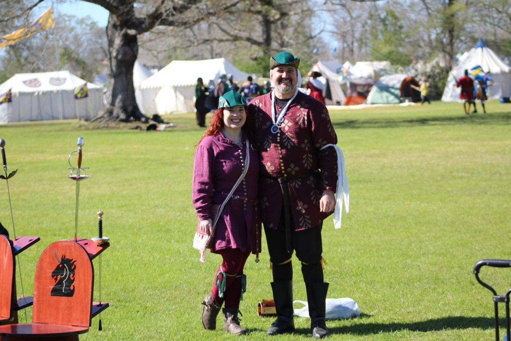 A lady and a man in hose and mens cotehardies