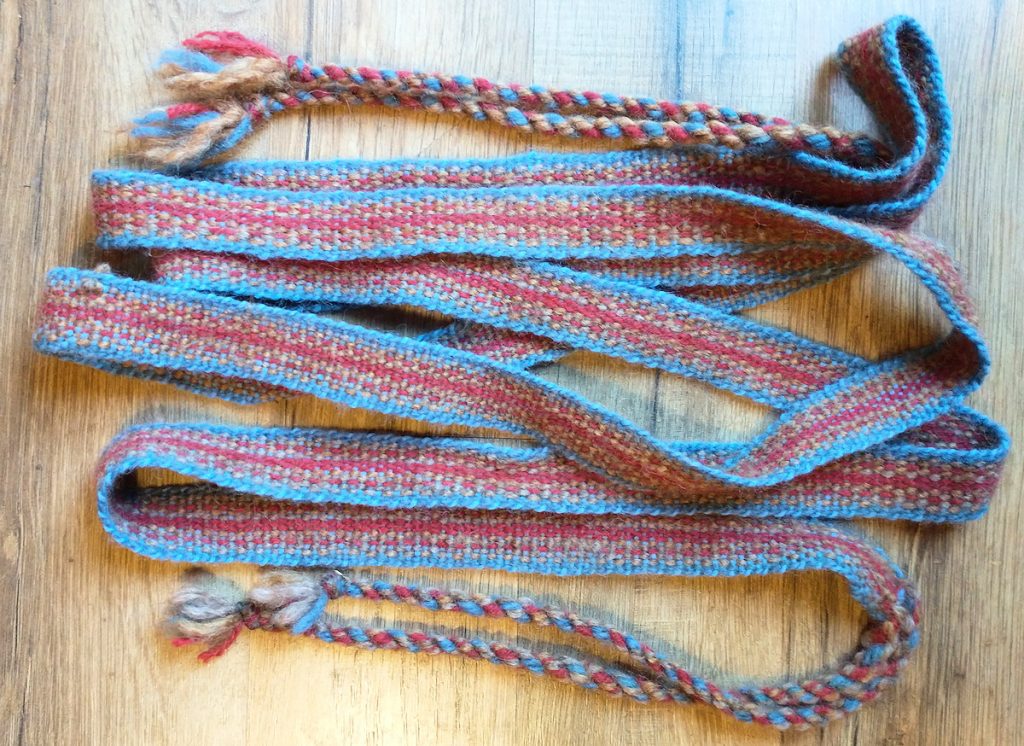 Belt woven in plain weave